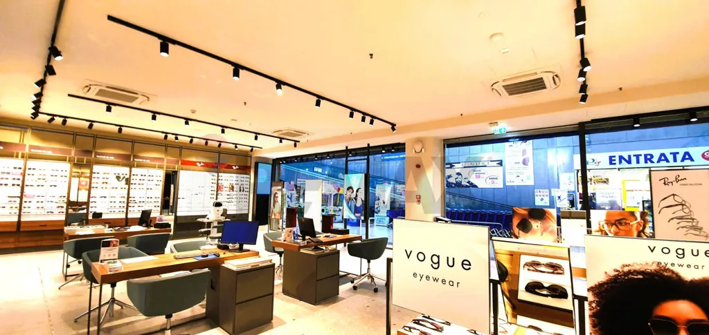 Rooms - Retail Unit with Vitrines in Fiano Romano