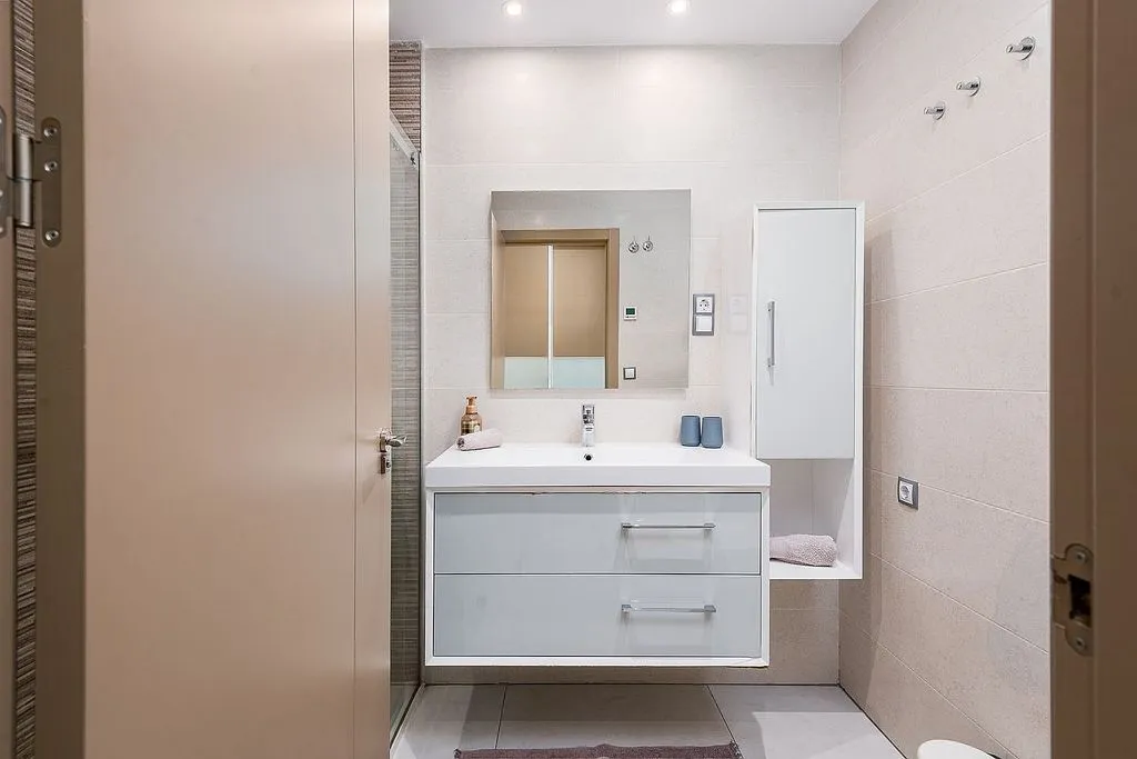 Bathrooms - Apartment with Pool and Sea View in Infinity View