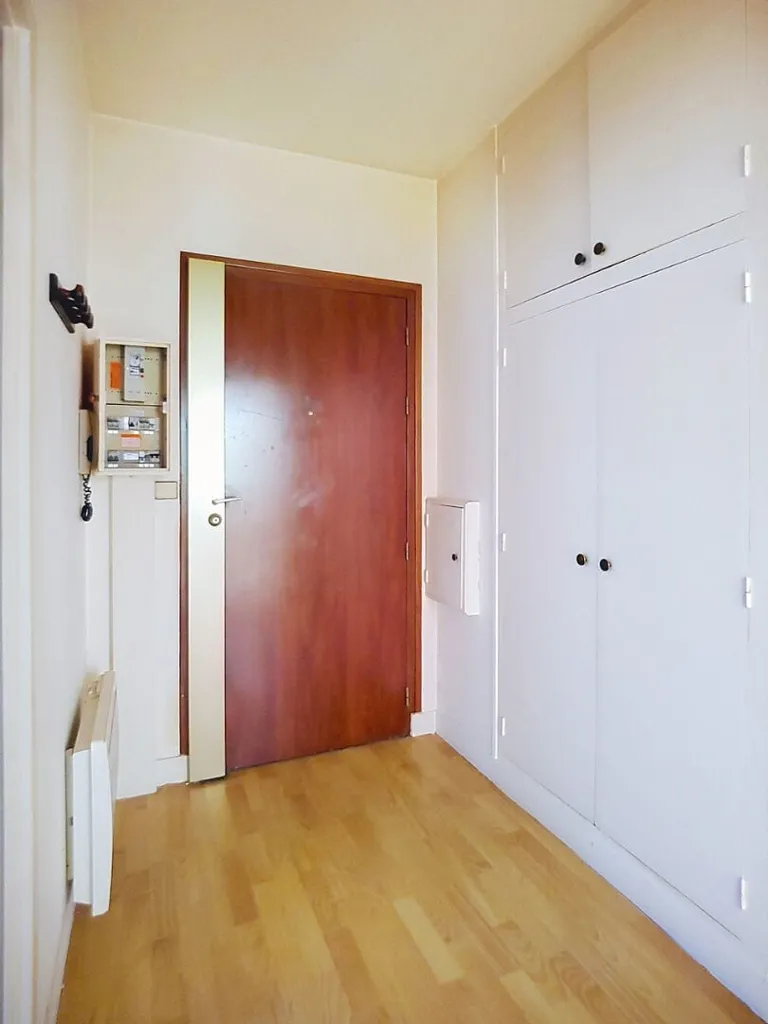 Entrée - Appartement 2 Pièces avec Parking à Étampes
