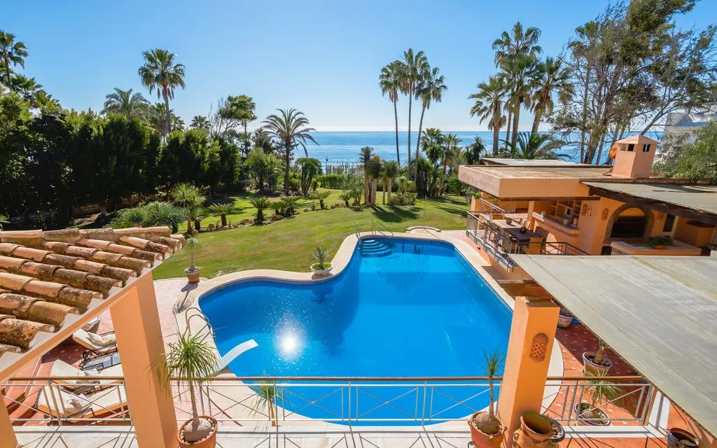 Piscine - Beachfront Villa with Pool in Estepona
