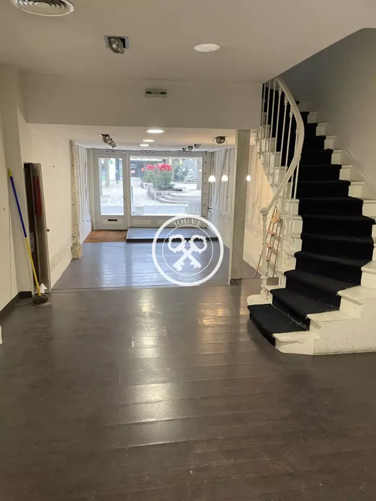 Rooms - Commercial Building with Courtyard in Troyes Centre