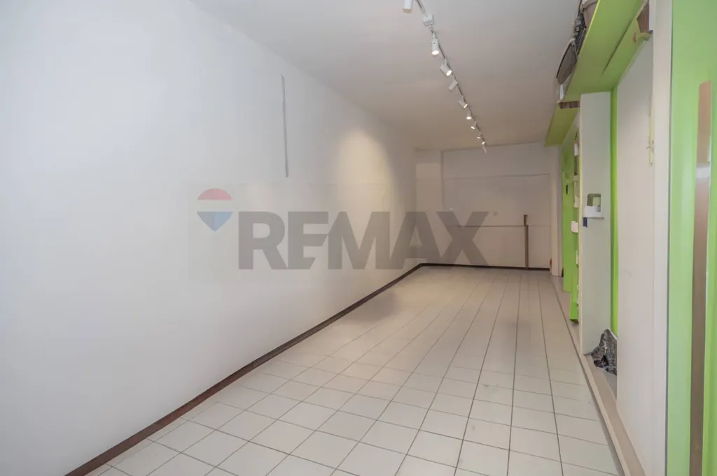 Entrée - Commercial Space with 5 Windows in Siracusa