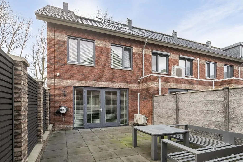 Jardin - Modern Corner House with Garden in Zaandam