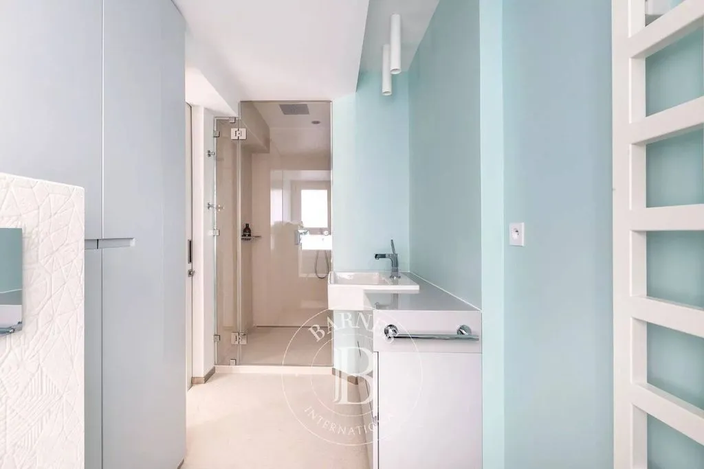 Bathrooms - Luxury Duplex with East-West View in Paris 7th