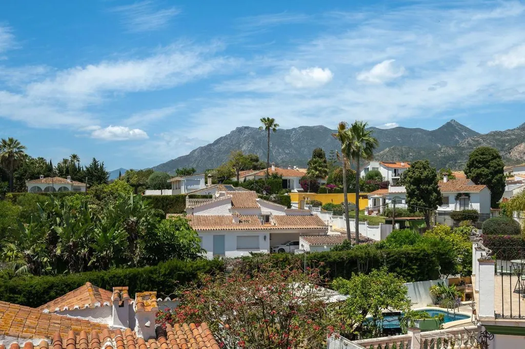Terrasse - Detached Villa with Private Pool in Río Real, Marbella