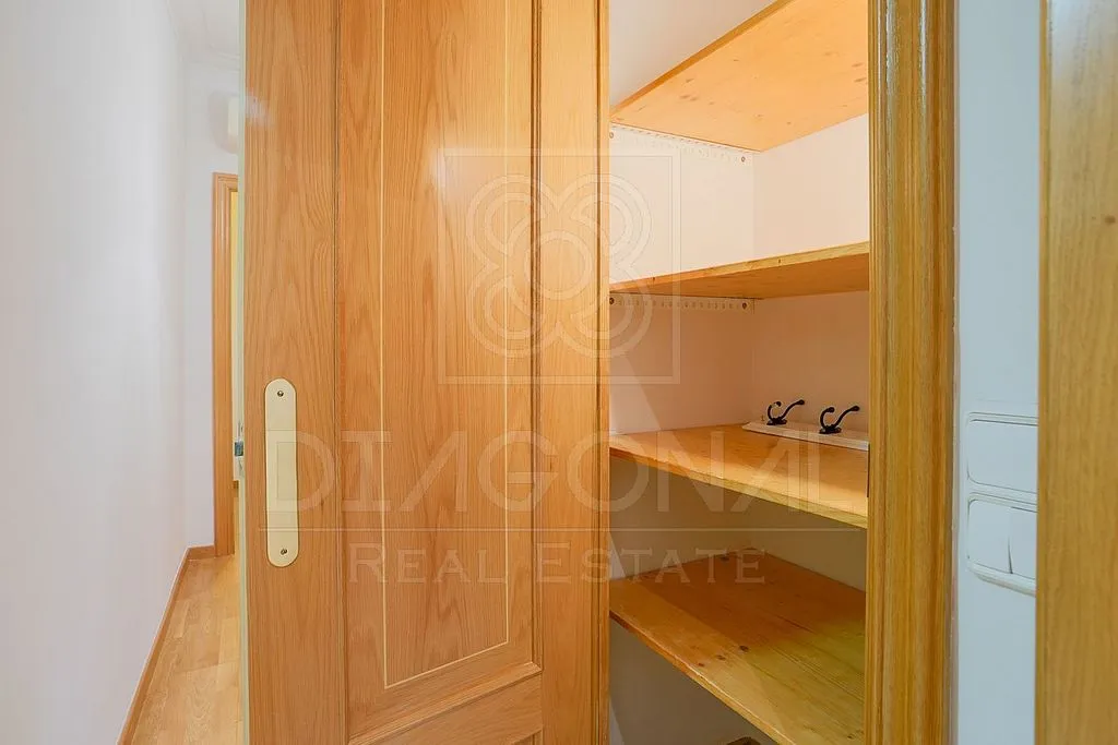 Rooms - 3-Bed Apartment with Garden View in La Nova Esquerra