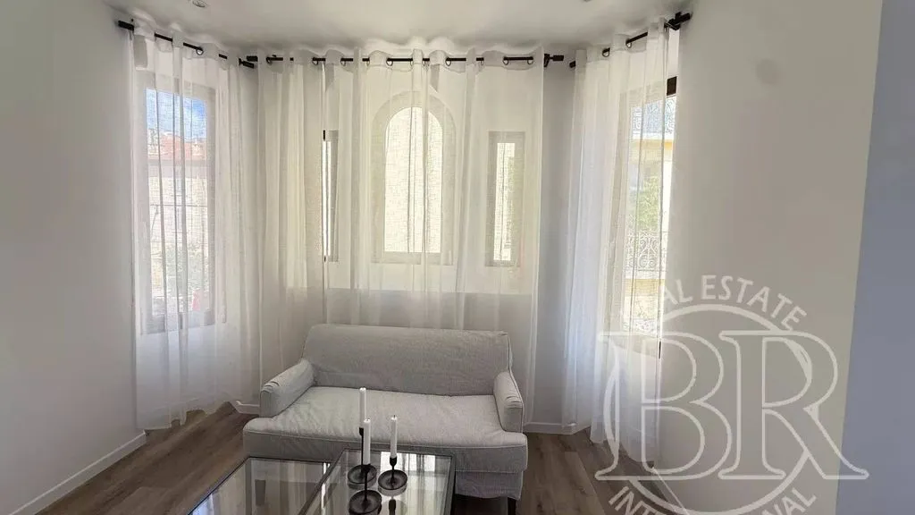 Séjour - Appartement Rénové avec Terrasse à Cannes