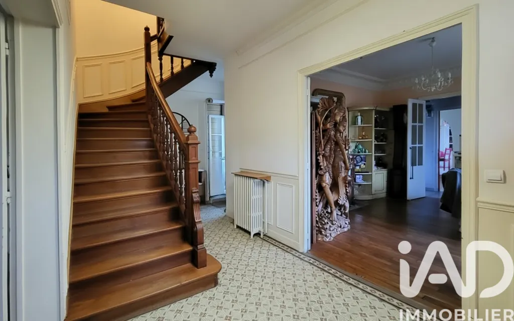 Toad - Exceptional 10-Piece House with Pool in Colombes