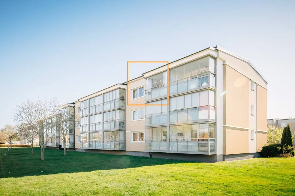 Exterior - Spacious 1-Bedroom Flat with Balcony in Lidköping