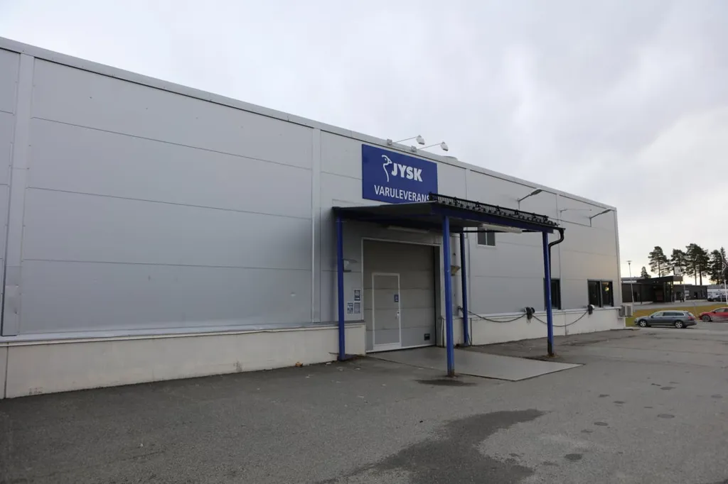 Extérieur - Large Property with Ample Parking near E14