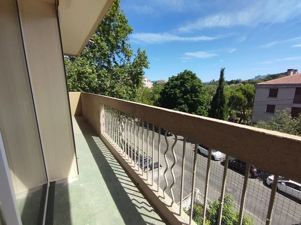 Balcon - Appartement Traversant avec Balcon à Aubagne