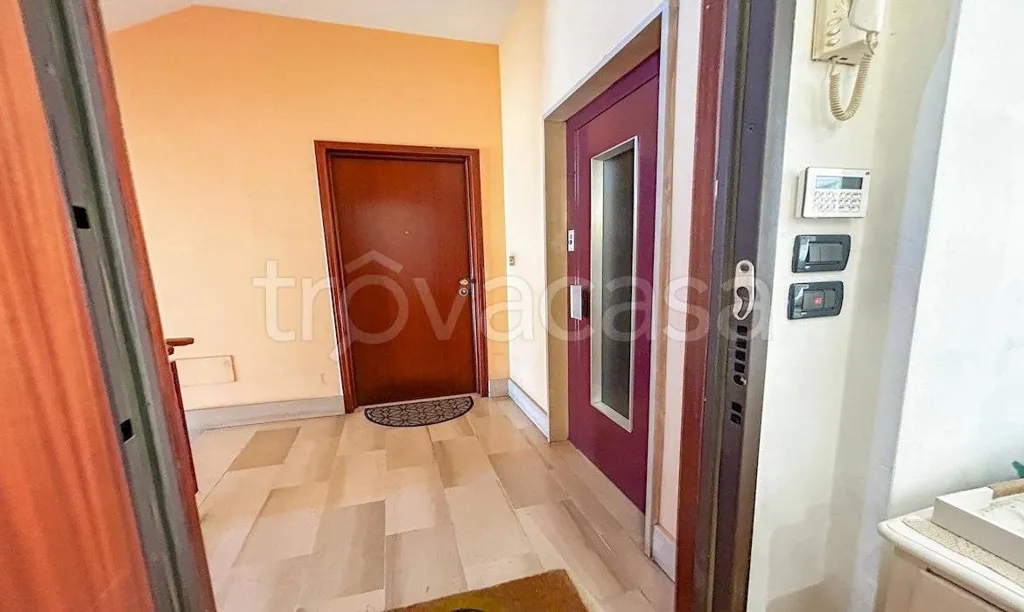 Entrée - Rearranged Apartment with Balcony in Santena