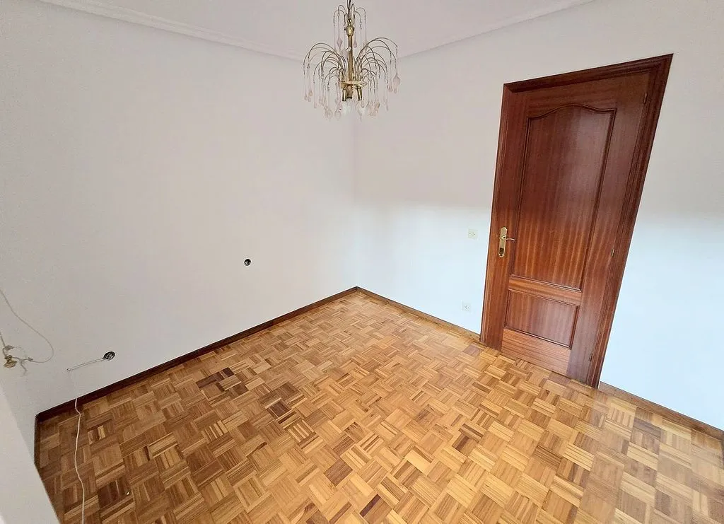 Toad - 3-Bedroom Flat with Garage in El Llano, Gijón