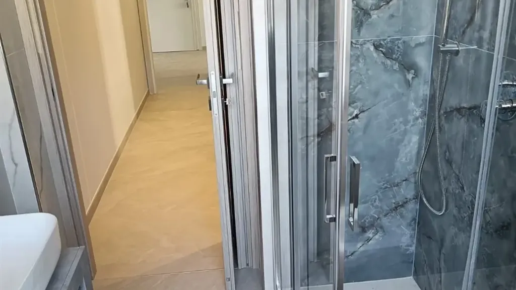 Vannitoad - Fully Furnished Apartment with Balconies in Como