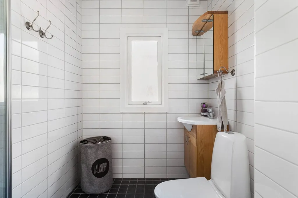 Salles de bain - Renovated Two-Bedroom Flat with West View in Surte