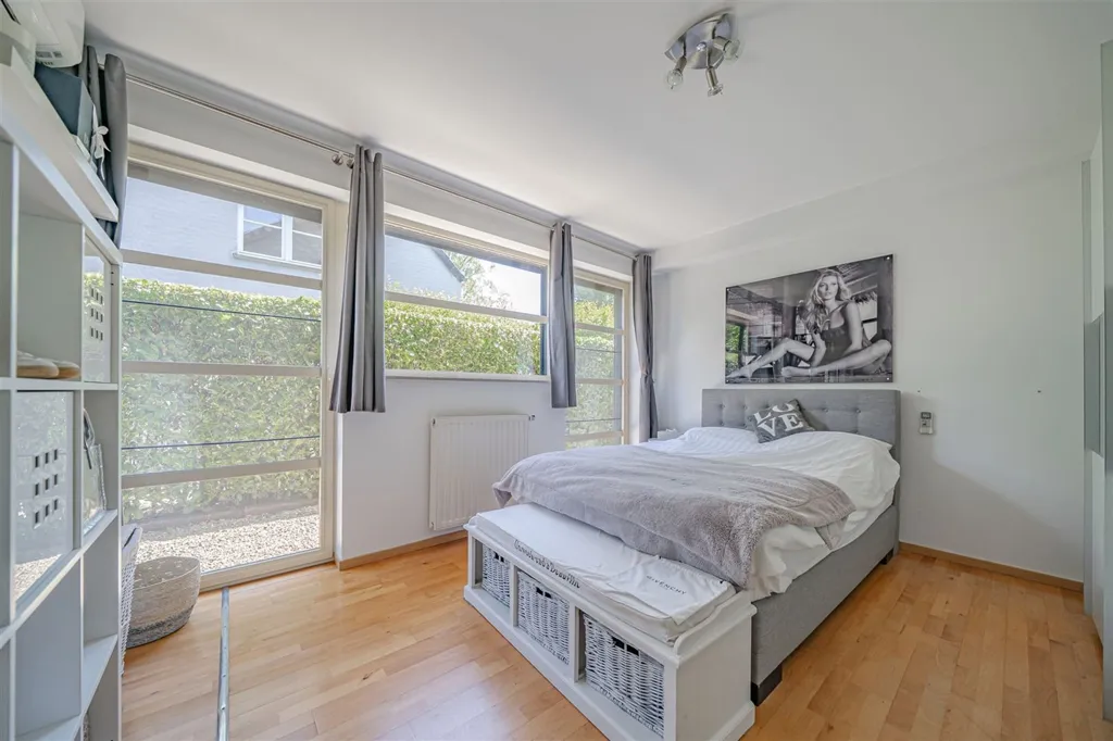 Recent Villa with Pool in Waterloo