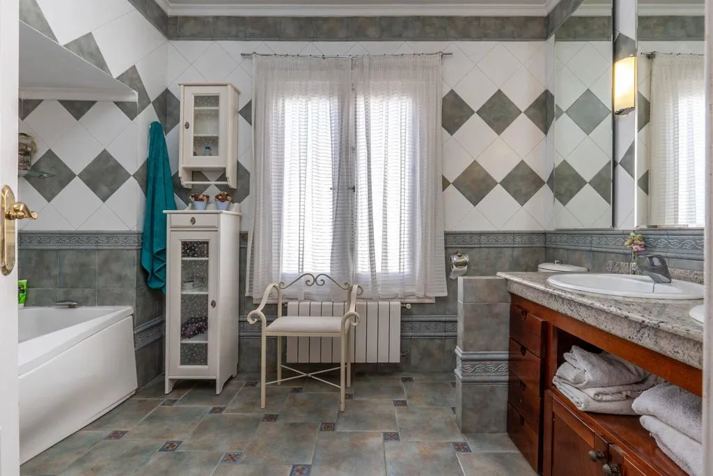 Bathrooms - Historic Palatial House with Pool in Ogíjares