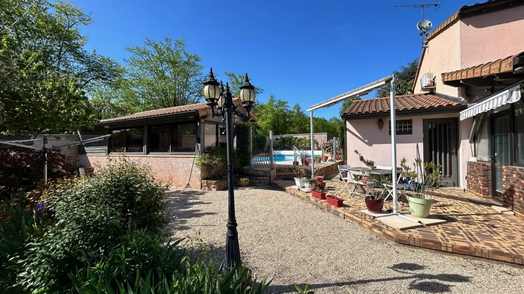 Terrasse - Villa avec Piscine et Jardin à Flacé