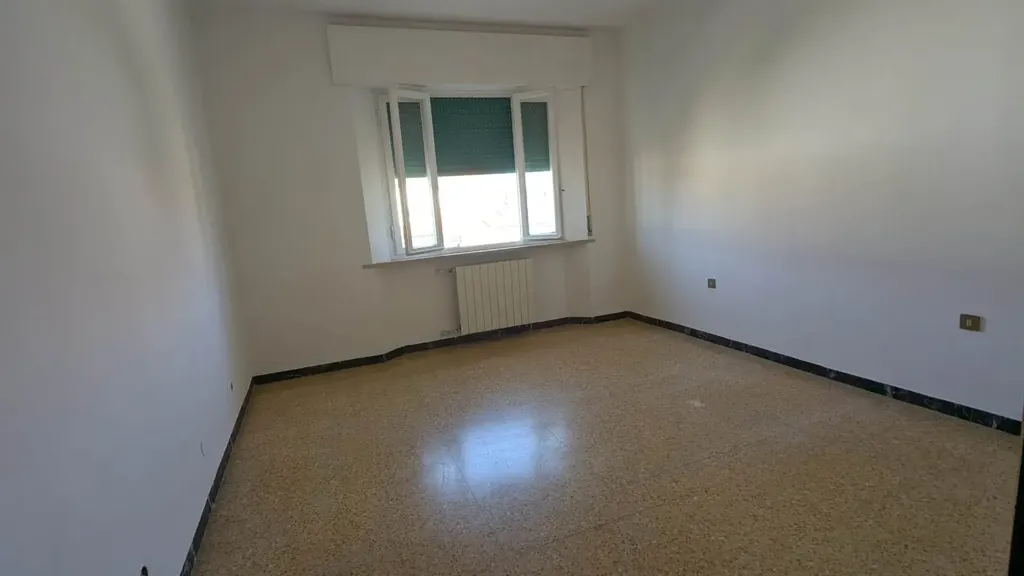 Rooms - Four-Room Apartment with Balcony in Pisa