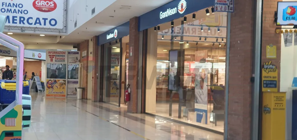 Rooms - Retail Unit with Vitrines in Fiano Romano