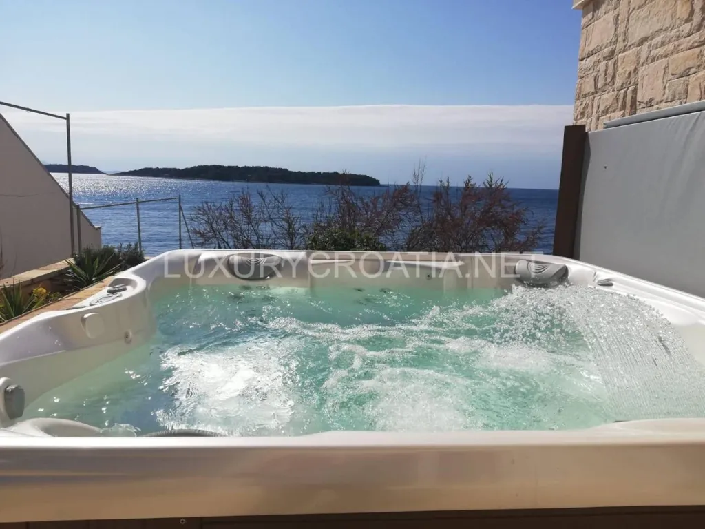 Terrass - Beachfront Villa with Jacuzzi in Korčula