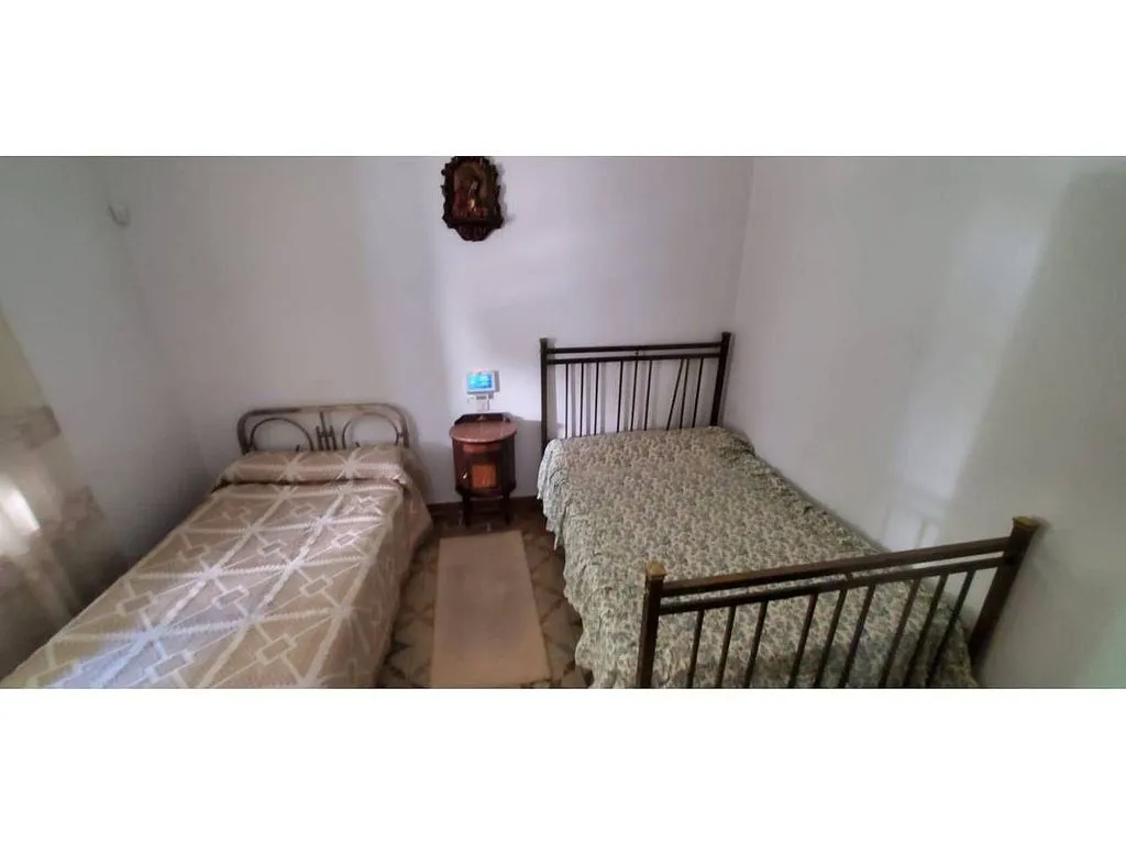 Magamistoad - Spacious House with Multiple Garages in Novés
