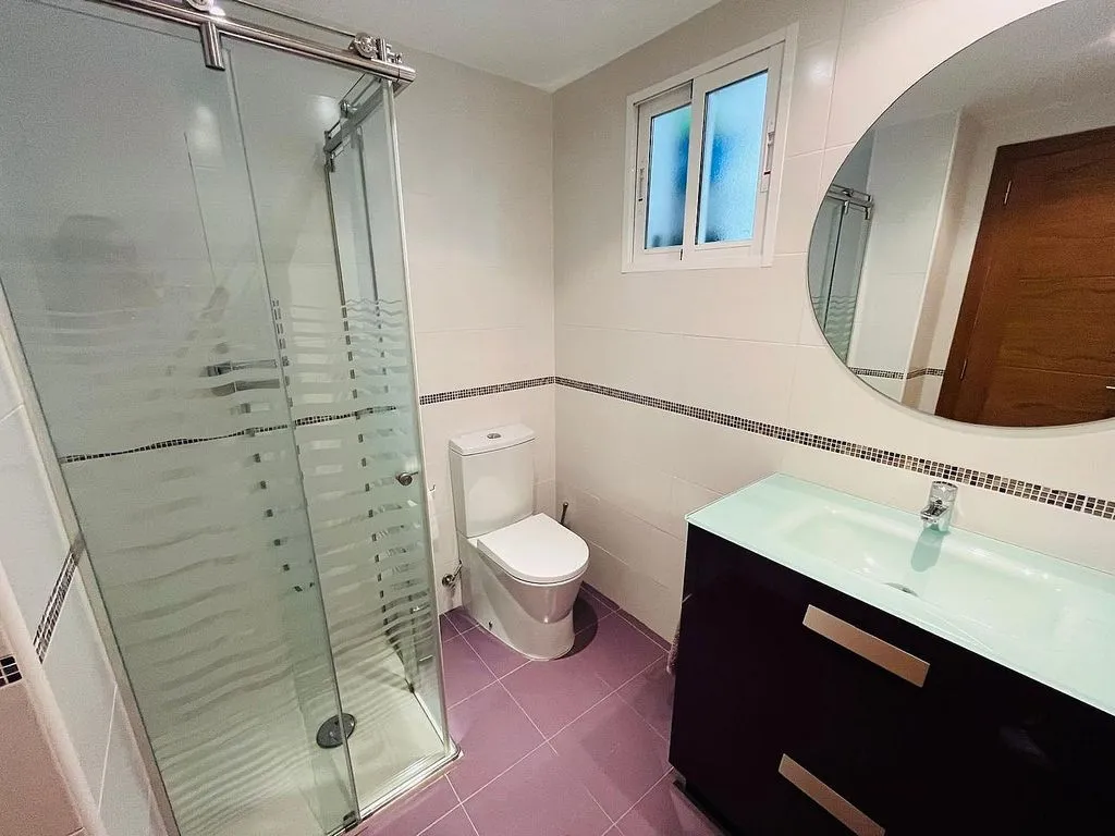 Bathrooms - Student-Friendly Flat with Balcony in Moncada