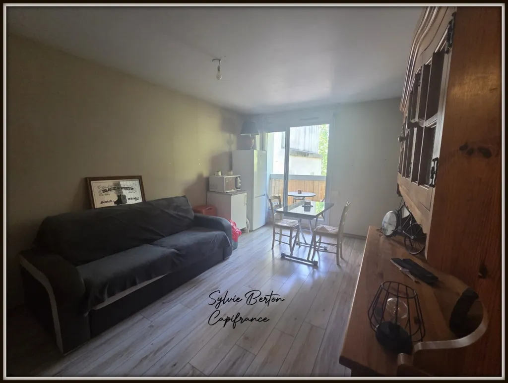 Séjour - Studio avec Balcon dans Résidence Sécurisée à Vaujours