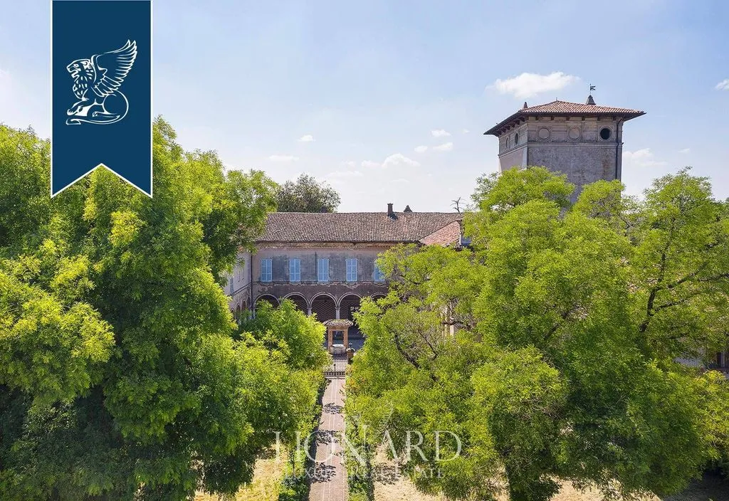 Vista aerea - 15th-Century Palace with Tower in Lombardy