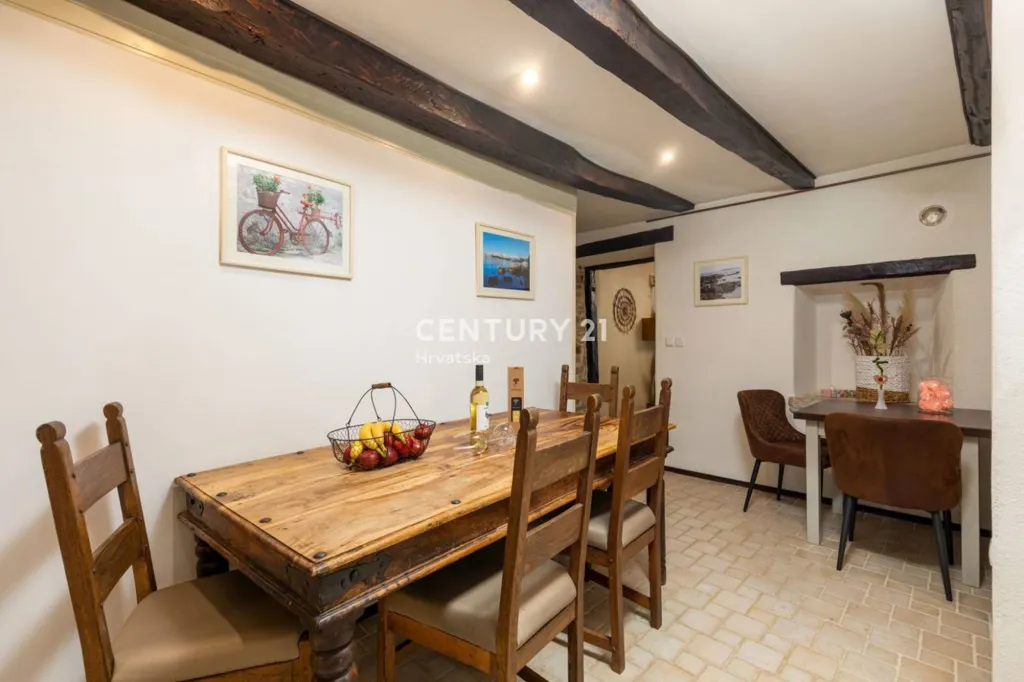 Salle à manger - Three-Bedroom House with Garden in Pazin Centre