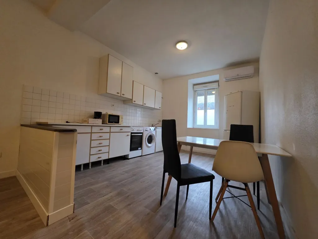 Cuisine - Appartement T2 Meublé avec Climatisation à Proximité du Centre-Ville
