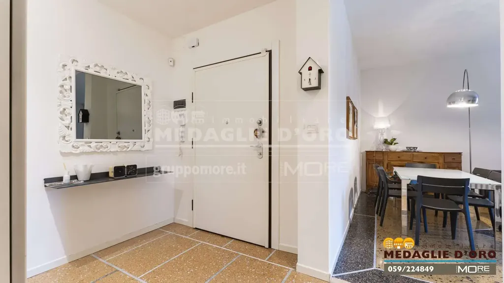 Esik - Rustic-Style Apartment with West-East Exposure in Modena