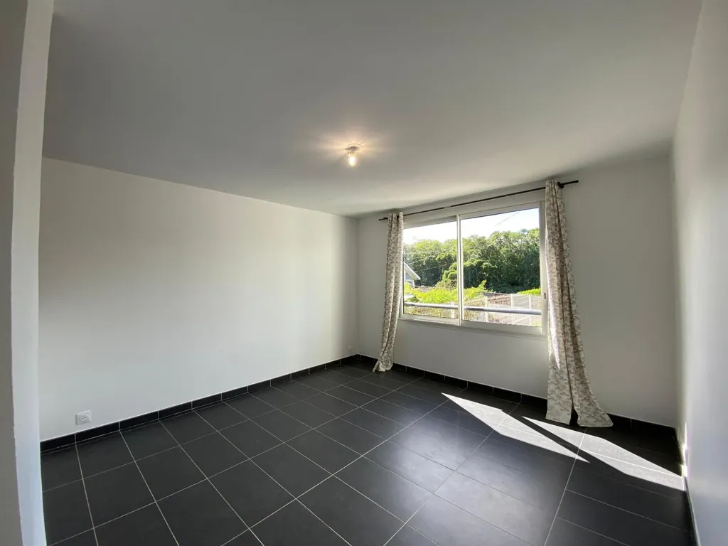 Toad - 2-Bedroom Flat with Private Parking in Saint-Joseph