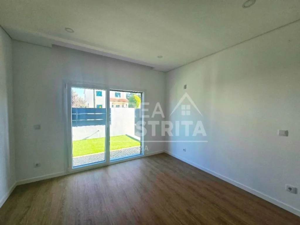 Toad - Luxury Detached House with Pool in Setúbal
