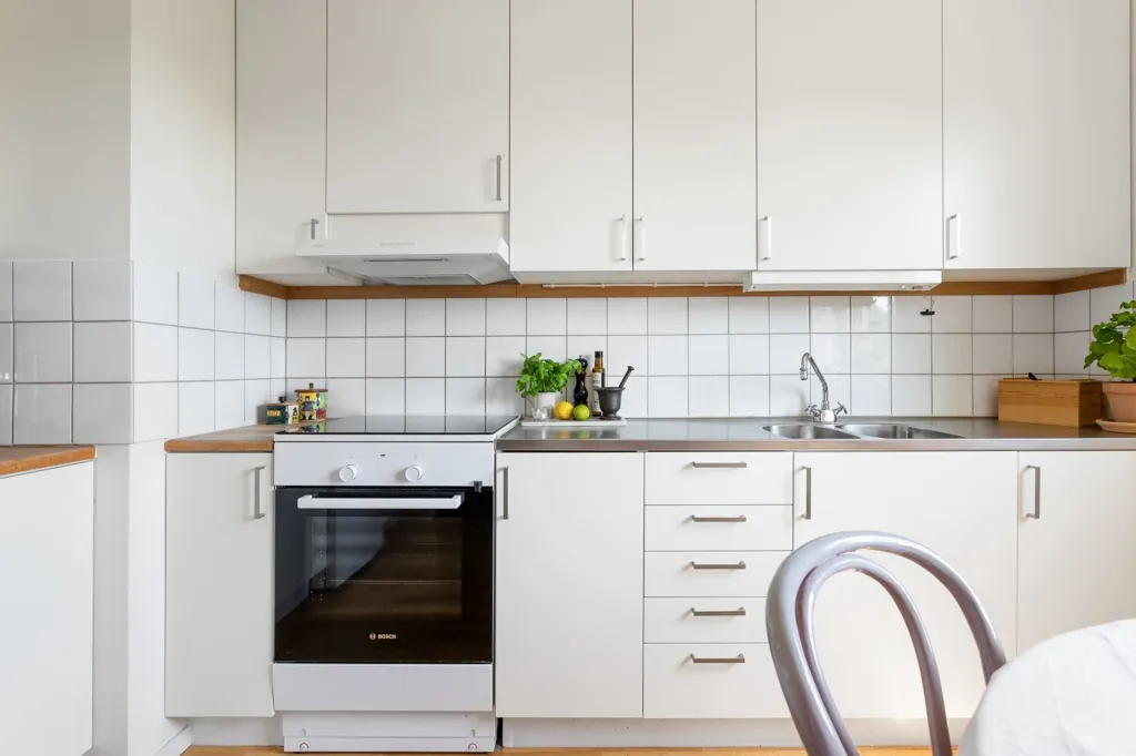 Kitchen - 2-Bedroom Apartment with West Balcony in Årsta