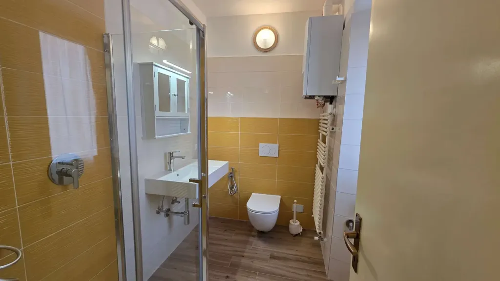 Salles de bain - Modernised Apartment with Lake View in Sala Comacina