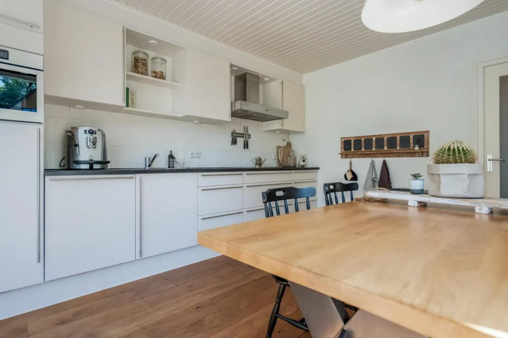Cuisine - Characterful Bungalow with Garden in Hasselt