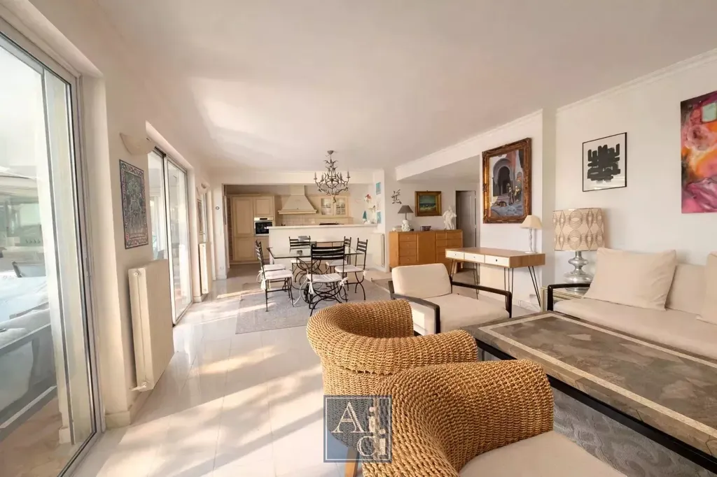 Elutuba - Spacious 6-Piece Apartment in Cannes