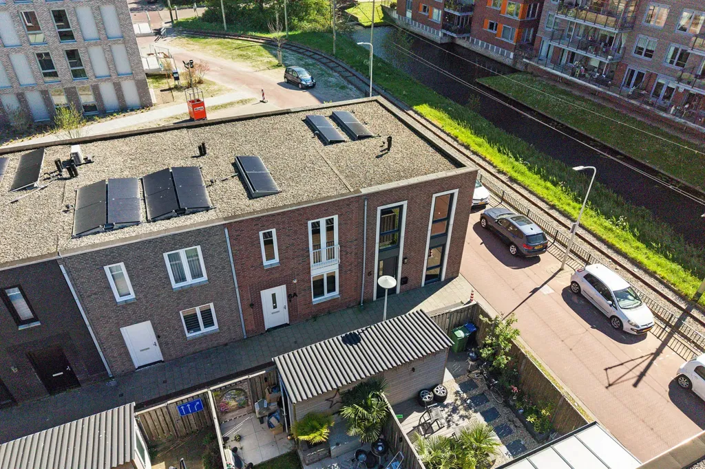Õhuvaade - Modern Corner House with Solar Panels in 's-Gravenhage