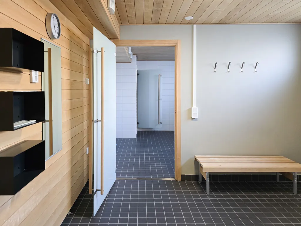 Entrée - Modernised Studio with Balcony in Koskela, Helsinki