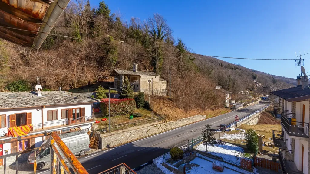Balcon - Detached House with Three Garages in Frassino