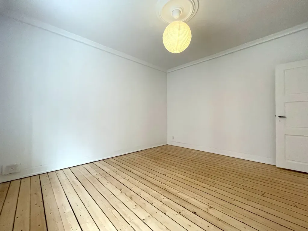 Rooms - 2-Bedroom Apartment with High Ceilings in Aalborg
