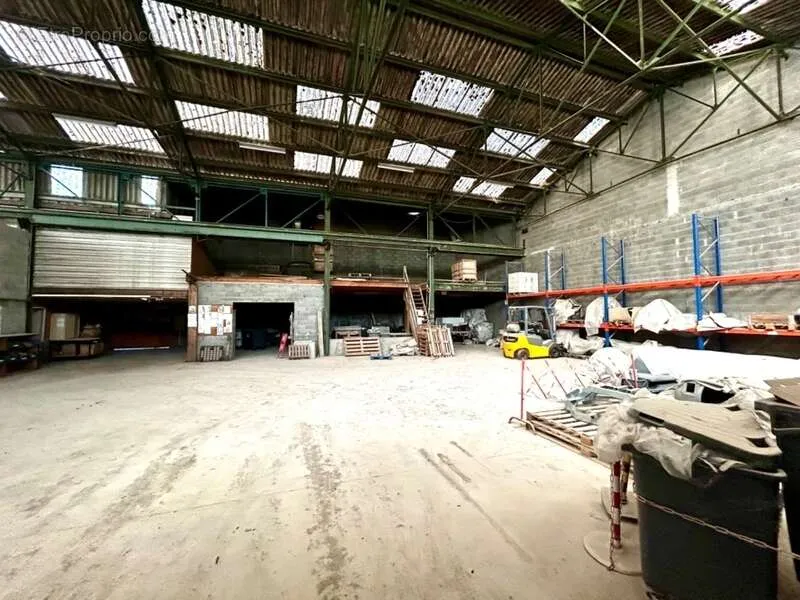 Pièces - Entrepôt et Bureaux avec Accès Véhicules Hautes Hauteurs à Frontenex