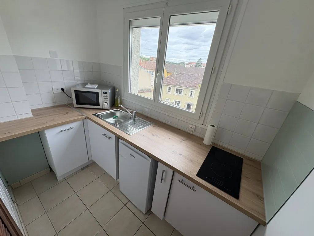 Cuisine - Studio Meublé Rénové avec Balcon à Auch