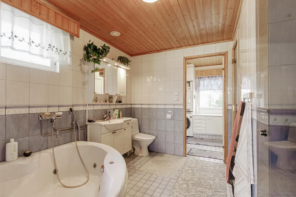 Vannitoad - Spacious Detached House with Garden in Riskunmäki