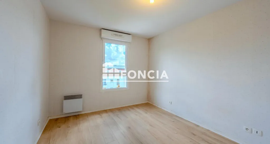 Toad - Spacious 3-Bed Flat with Balcony in La Cavale Blanche