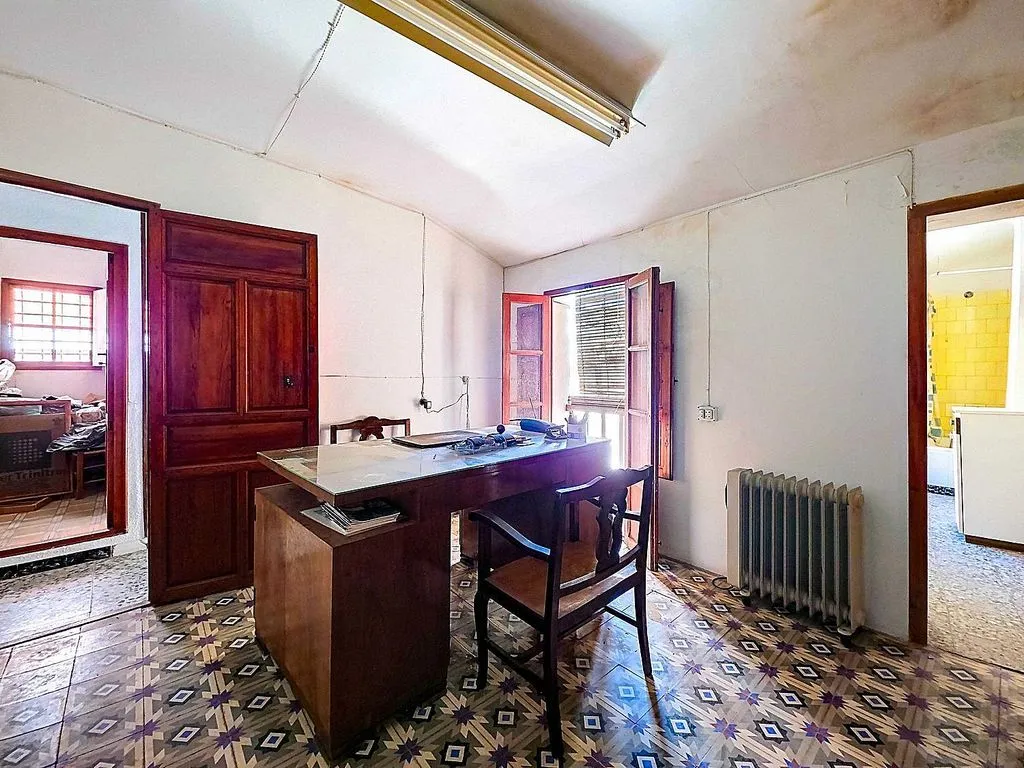 Bureau - Corner House with Balcony in Pinoso