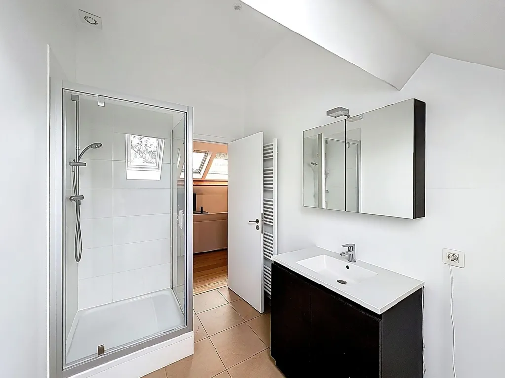 Salles de bain - Appartement Rénové avec Cuisine Équipée à Sint-Stevens-Woluwe