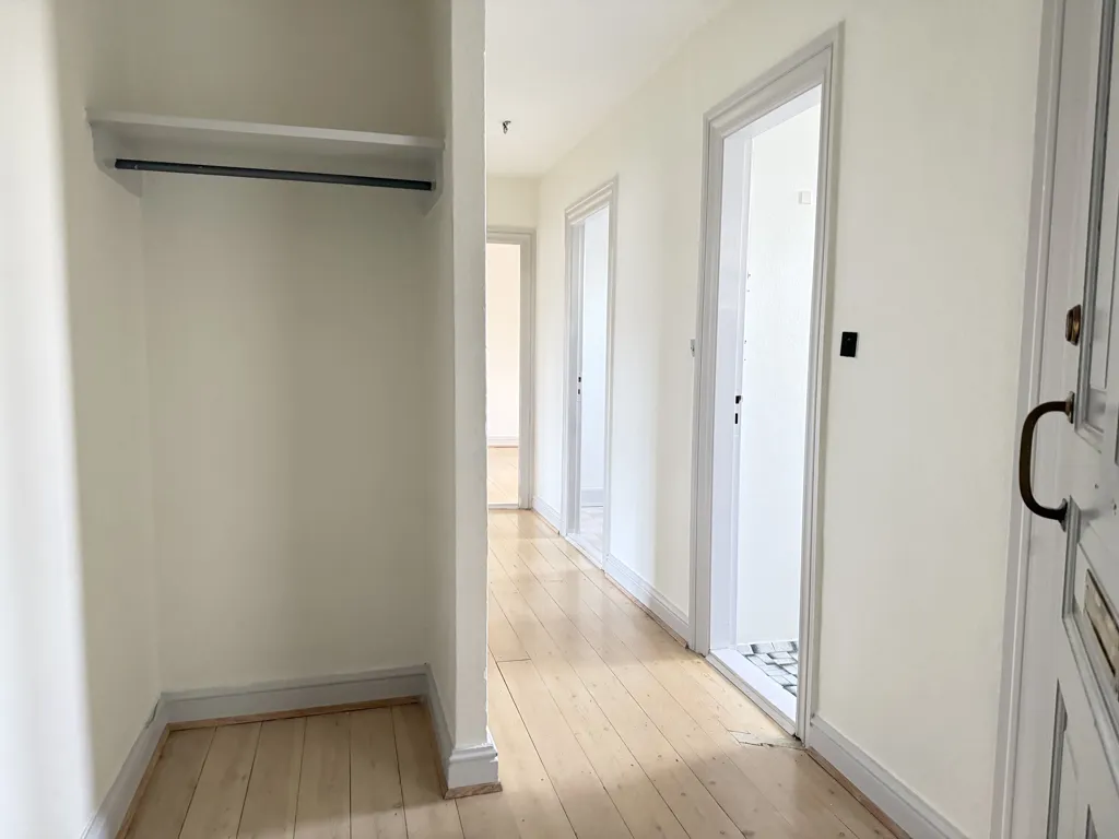 Ingresso - 4-Room Apartment with Balcony in Central Location