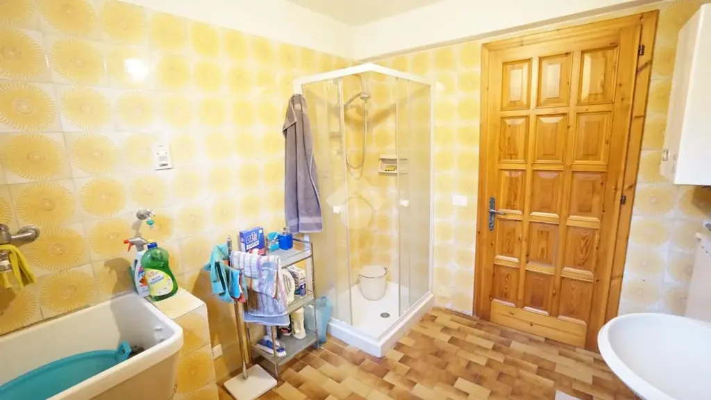 Salles de bain - Spacious Apartment with Private Courtyard in Castelnuovo Rangone